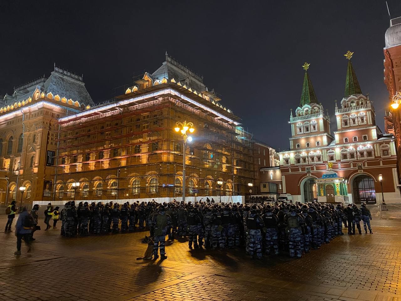 В Москве на Манежной площади «парад» в честь Навального