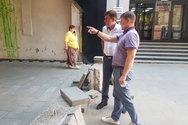 Мэр проинспектировал строительство пешеходного переулка Мэр проинспектировал строительство пешеходного переулка