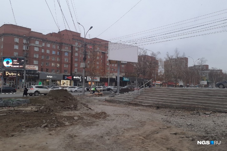 Работы ведут неподалеку от ЦУМа, рядом с пешеходным переходом лежит строительный мусор Работы ведут неподалеку от ЦУМа, рядом с пешеходным переходом лежит строительный мусор