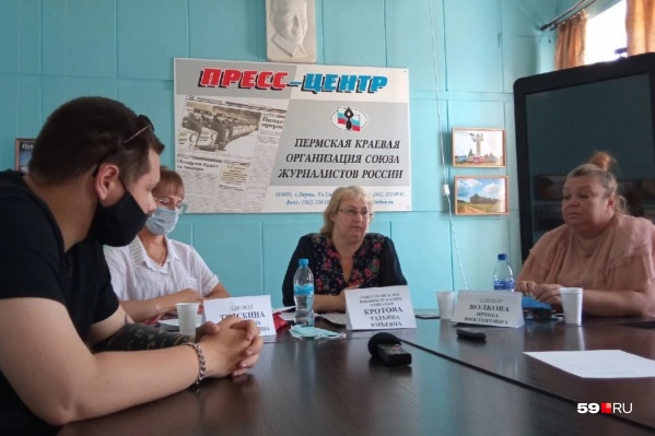 После конфликта в военной части в Соколе общественники провели пресс-конференцию. На фото: адвокат свидетелей Ирина Волкова (справа), рядом с ней сотрудник Совета родителей военнослужащих Прикамья Татьяна Кротова и адвокат обвиняемого Екатерина Тряскина, а также свидетель Иван Астафьев (слева) После конфликта в военной части в Соколе общественники провели пресс-конференцию. На фото: адвокат свидетелей Ирина Волкова (справа), рядом с ней сотрудник Совета родителей военнослужащих Прикамья Татьяна Кротова и адвокат обвиняемого Екатерина Тряскина, а также свидетель Иван Астафьев (слева)