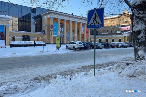 Огромные сугробы выше человеческого роста убрали из центра Новосибирска Огромные сугробы выше человеческого роста убрали из центра Новосибирска