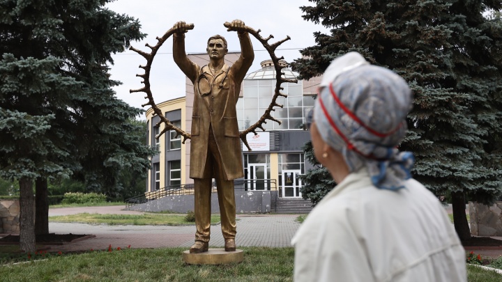 В сквере в центре Челябинска установили памятник врачам, спасающим больных ковидом