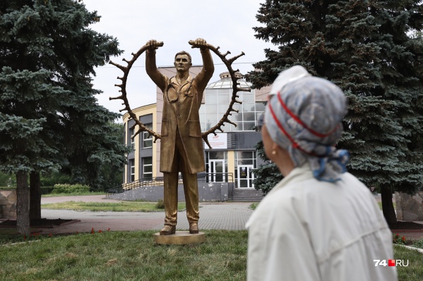 Новый памятник установили в сквере, носящем имя легендарного врача Новый памятник установили в сквере, носящем имя легендарного врача