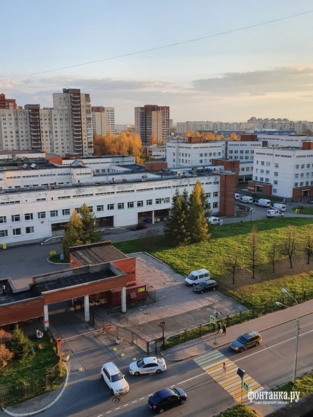 Очередь из скорых впервые сняли у главной инфекционной детской больницы Петербурга