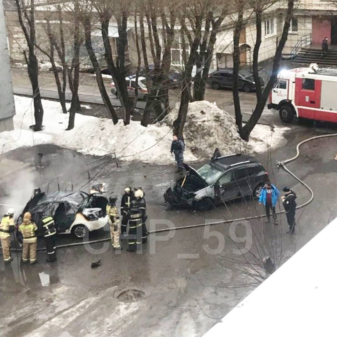 На белой машине лежат провода На белой машине лежат провода
