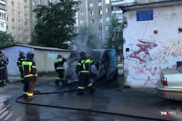 Микроавтобус стоял в стороне от других автомобилей Микроавтобус стоял в стороне от других автомобилей