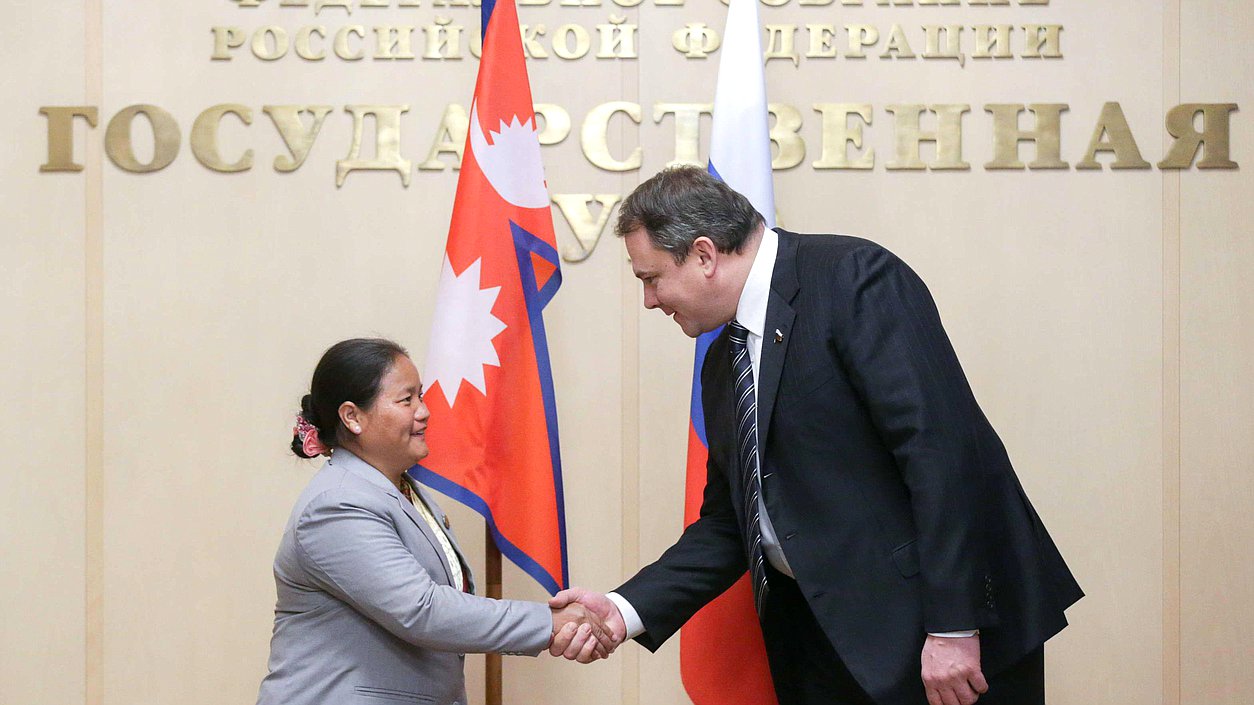 2016 год, Петр Толстой жмет руку председателю парламента Непала Онсари Гхарти Магар