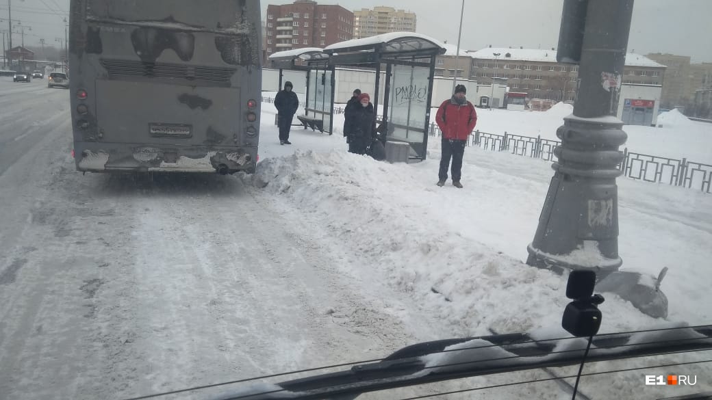 «Пассажиры прыгают через сугробы»: водители автобусов в Екатеринбурге пожаловались на состояние дорог