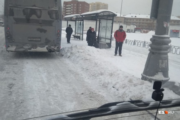 Если на остановке один автобус уже стоит, второму пассажиров не выпустить Если на остановке один автобус уже стоит, второму пассажиров не выпустить
