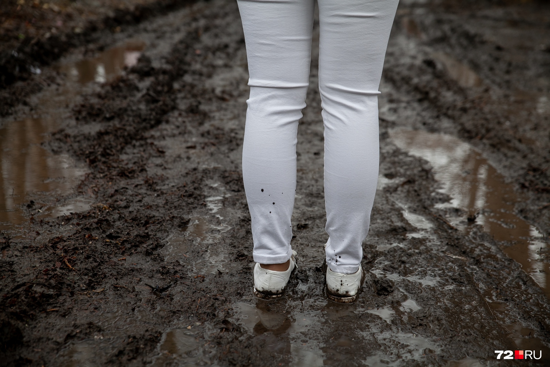 Вязкая грязь точно не оставит вашу обувь чистой. Если вы живете где-то в непроходимых дворах, лучше выбирать высокие резиновые сапоги. Замшевые или тканевые варианты не подойдут