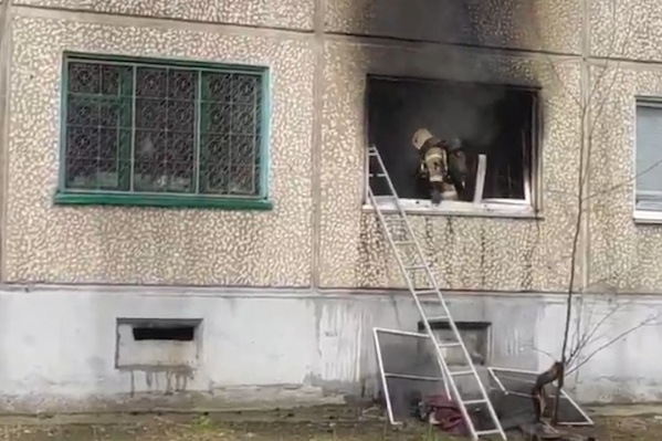 Выгорела квартира на первом этаже жилого дома Выгорела квартира на первом этаже жилого дома