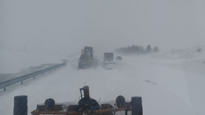 В Челябинской области до утра четверга продлили штормовые ограничения на дорогах