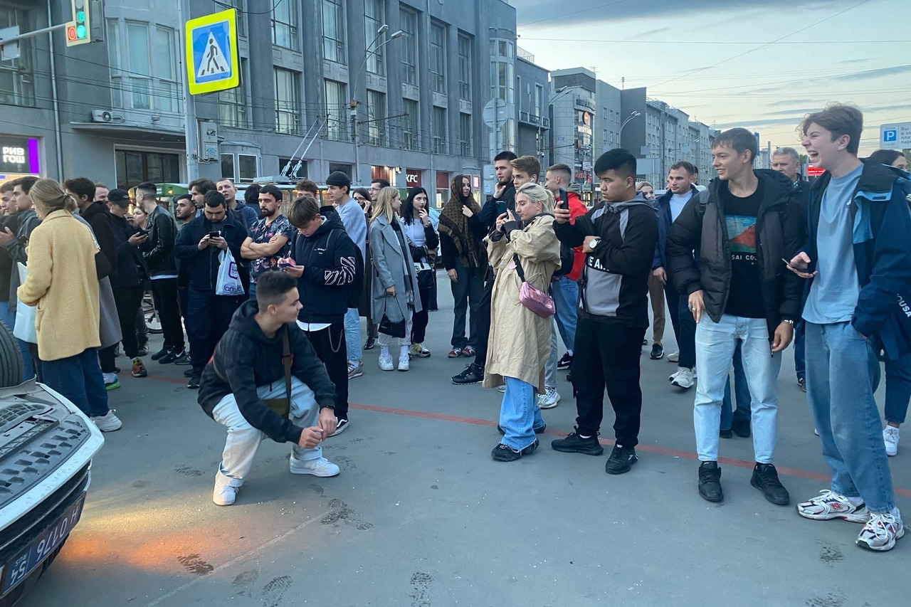 Молодежь устроила фотосессию рядом с перевернувшейся в центре Новосибирска машиной ДПС