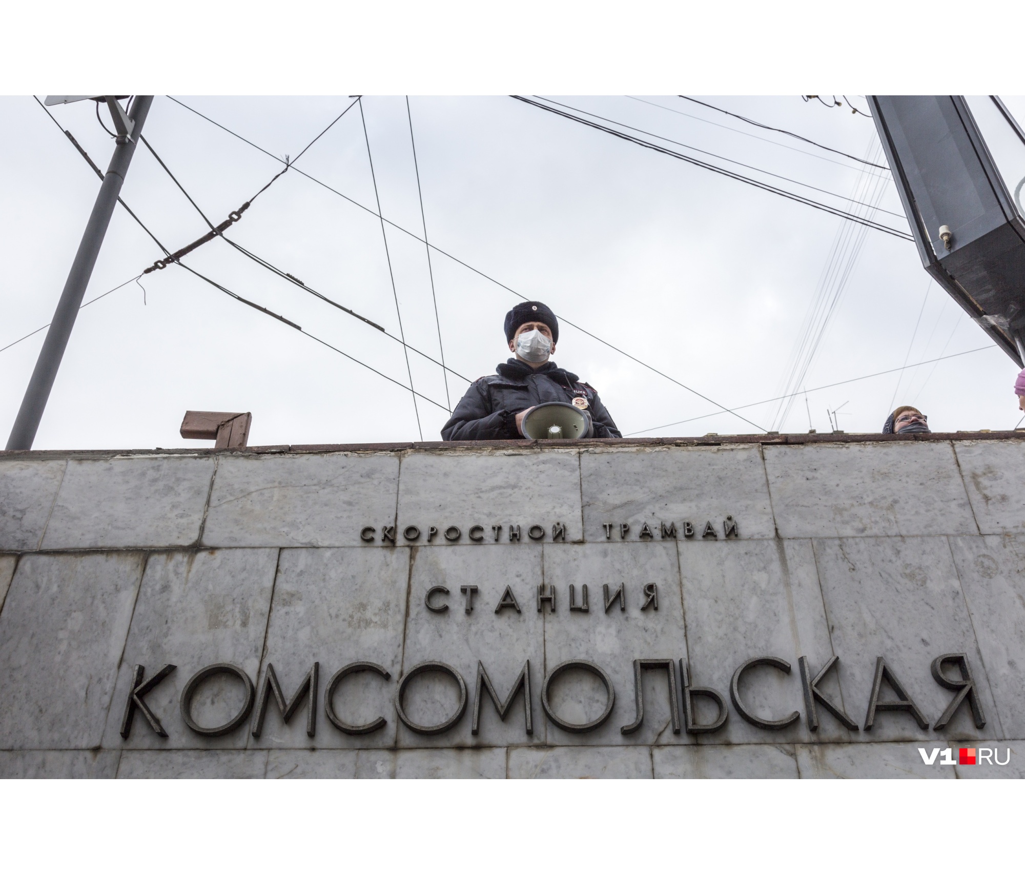 За шествующими безмолвно присматривали на всем протяжении от сквера до обладмина За шествующими безмолвно присматривали на всем протяжении от сквера до обладмина