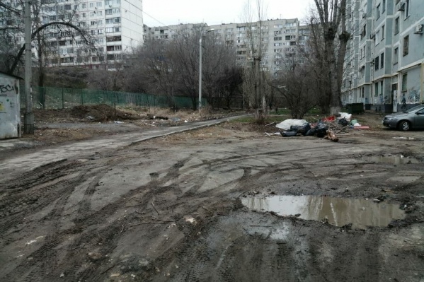 Лужи и мусор — так выглядит благоустройство дворов по улице Елецкой Лужи и мусор — так выглядит благоустройство дворов по улице Елецкой