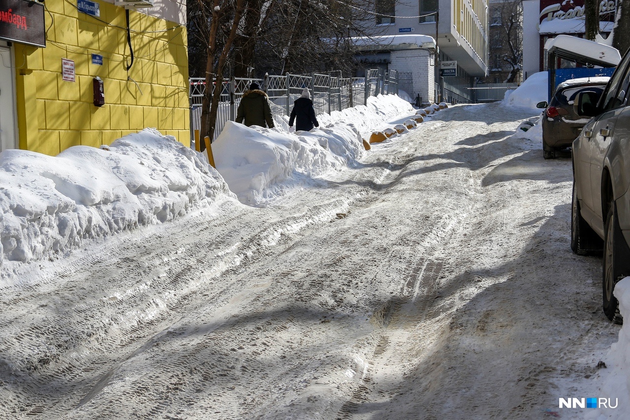 Потепление, снежные колеи и горы мусора. Как в Нижнем Новгороде справляются с первыми днями весны