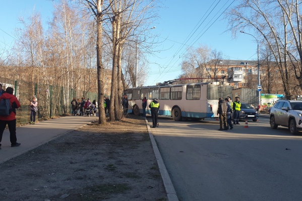 После столкновения с такси троллейбус врезался в дерево После столкновения с такси троллейбус врезался в дерево
