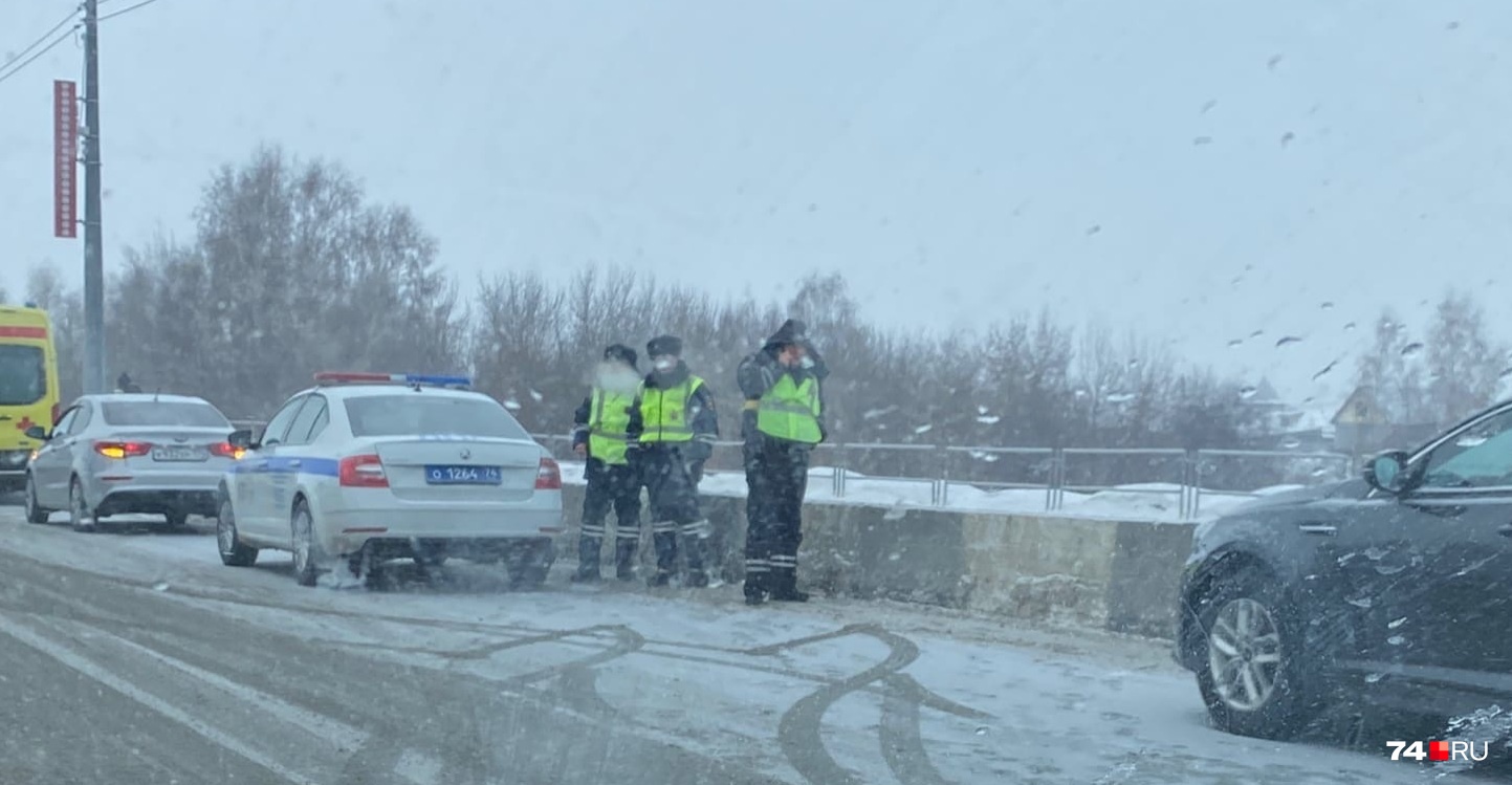 В обстоятельствах ДТП сейчас разбираются сотрудники ГИБДД В обстоятельствах ДТП сейчас разбираются сотрудники ГИБДД