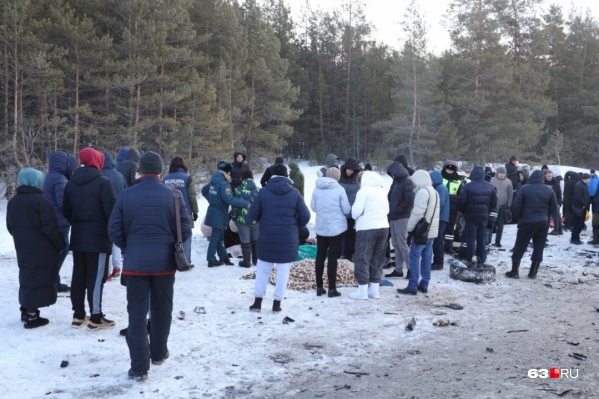 На обочине дороги собралось много людей На обочине дороги собралось много людей