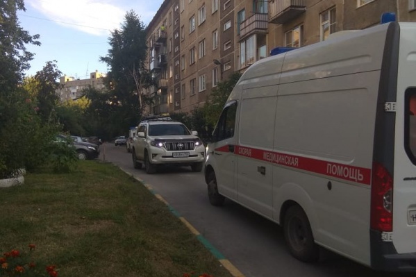 На место приехали скорая и МЧС На место приехали скорая и МЧС
