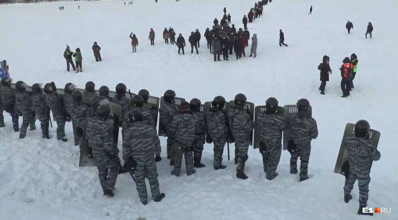 В Екатеринбурге ОМОН выгнал протестующих на лед Городского пруда и уложил лицом в снег