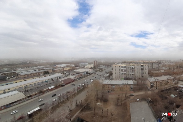 Из-за поднявшейся пыли города на горизонте не видно Из-за поднявшейся пыли города на горизонте не видно