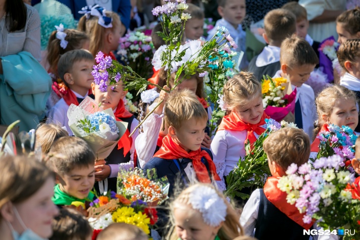 Линейки в этом году рекомендовано провести на открытом воздухе Линейки в этом году рекомендовано провести на открытом воздухе
