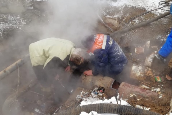 Рабочим пришлось несладко во время череды прорывов на теплотрассе Рабочим пришлось несладко во время череды прорывов на теплотрассе 