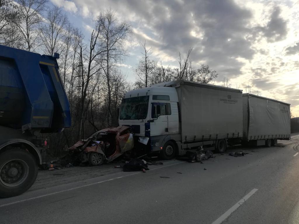 Большегруз MAN сначала въехал в фуру Isuzu. После столкновения с Isuzu MAN продолжил движение вперед... Большегруз MAN сначала въехал в фуру Isuzu. После столкновения с Isuzu MAN продолжил движение вперед...