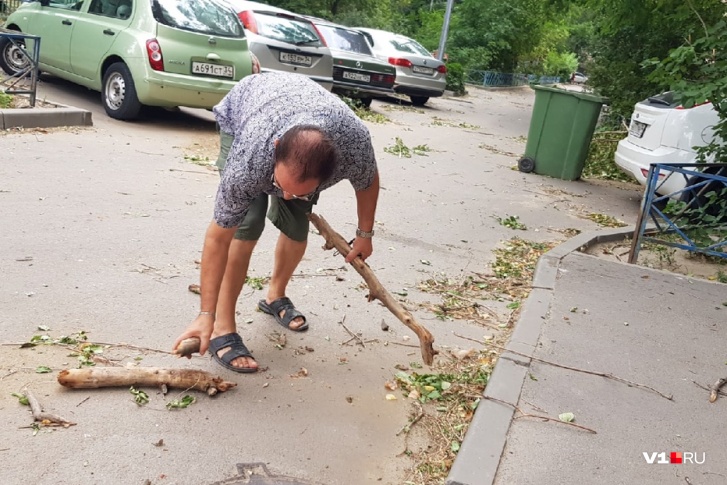 С самого утра жители многоэтажек в центре города своими силами начали устранять последствия разгула стихии С самого утра жители многоэтажек в центре города своими силами начали устранять последствия разгула стихии