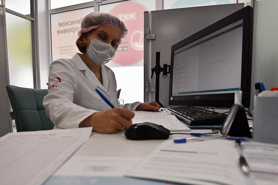 «Медотводы не даем», — говорят петербургские врачи пациентам с «неправильным иммунитетом»
