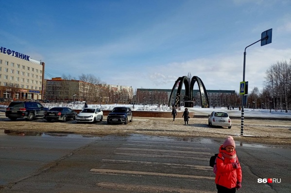 Несмотря на то, что март в Сургуте — это не весна, лужи на дорогах уже были Несмотря на то, что март в Сургуте — это не весна, лужи на дорогах уже были