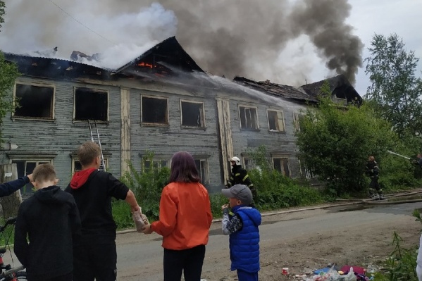 Возле здания уже собрались местные жители Возле здания уже собрались местные жители