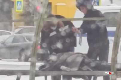 Женщину нашли мертвой на остановке в Тракторозаводском районе Челябинска Женщину нашли мертвой на остановке в Тракторозаводском районе Челябинска