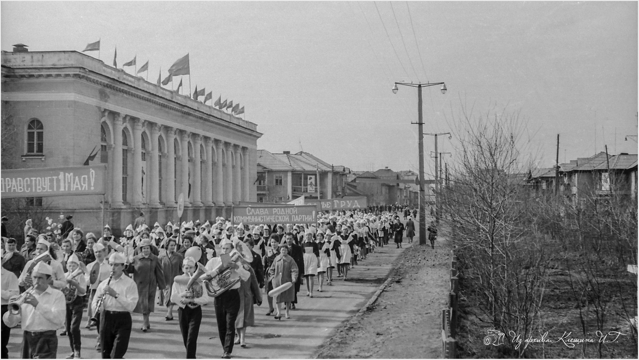 1964 год — деревянные и каменные здания закрытого в те годы Северодвинска встречают шествие