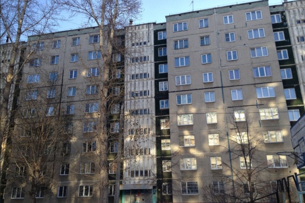 Курсанта нашли под окнами этого дома на Северо-Западе Челябинска Курсанта нашли под окнами этого дома на Северо-Западе Челябинска