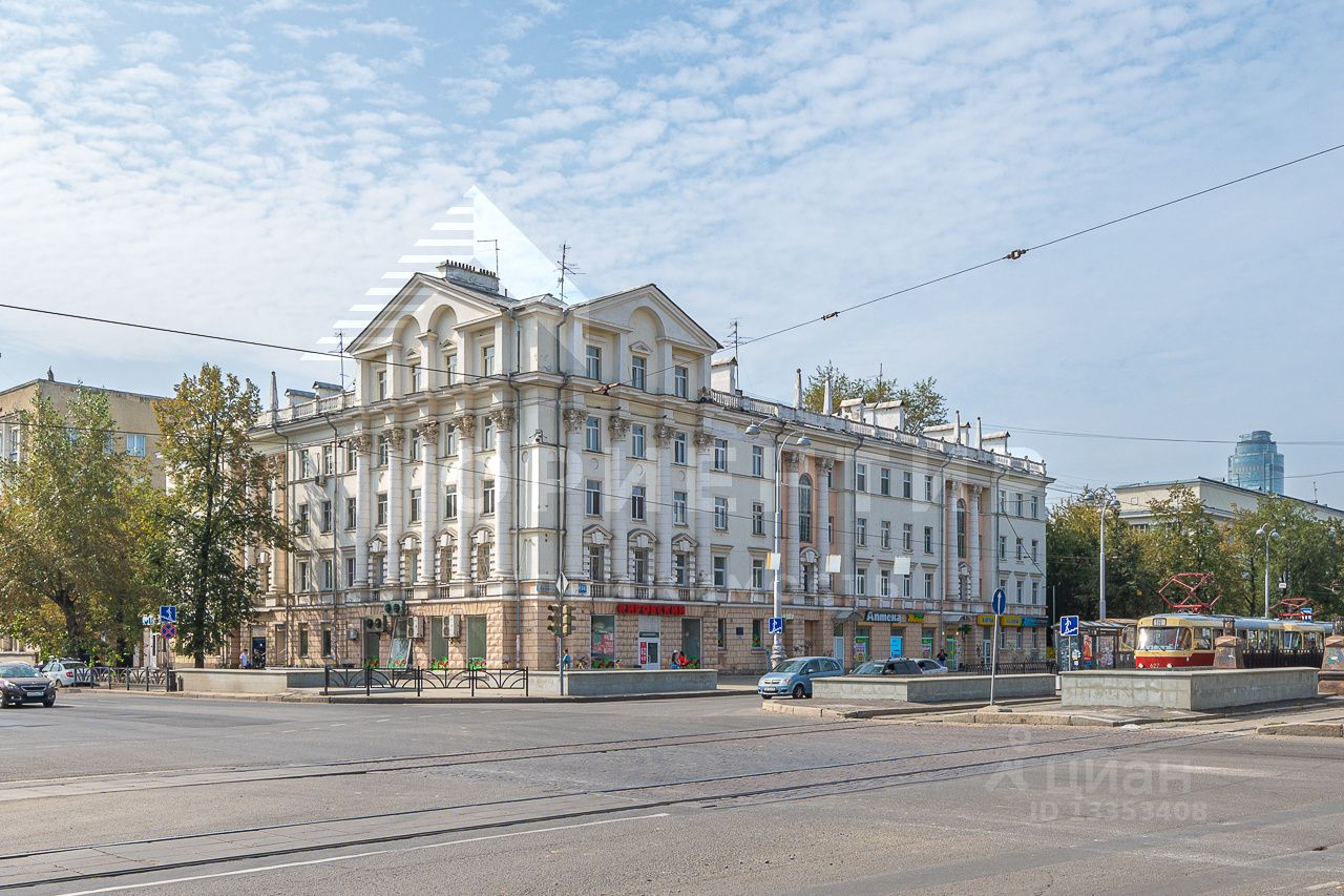 В Екатеринбурге продают квартиру на пятом этаже четырехэтажного дома. Объясняем, как так получилось