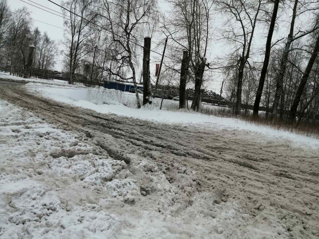 Так выглядит дорога на улице Чкалова, где сложно ходить Так выглядит дорога на улице Чкалова, где сложно ходить