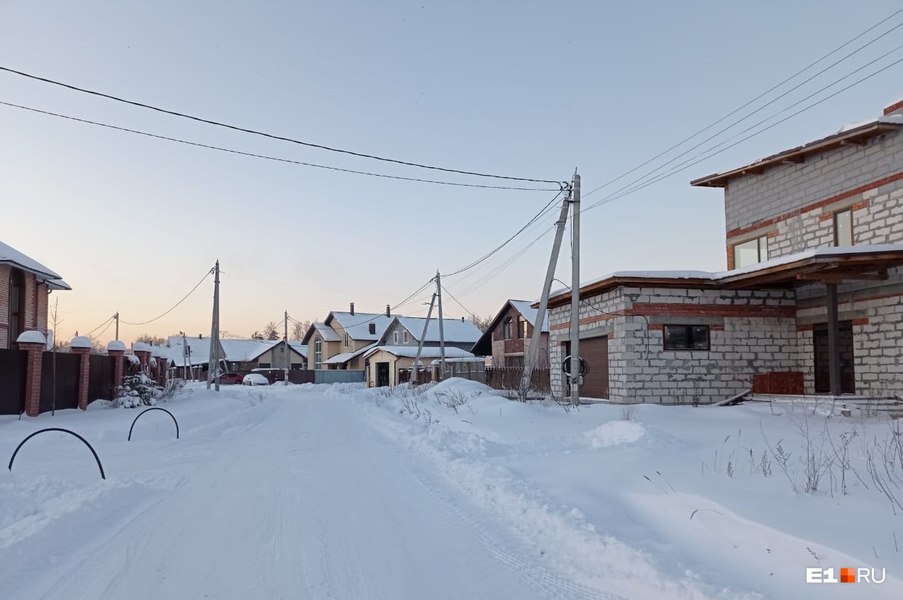 Стройка домов на двух улицах поселка сейчас остановлена Стройка домов на двух улицах поселка сейчас остановлена