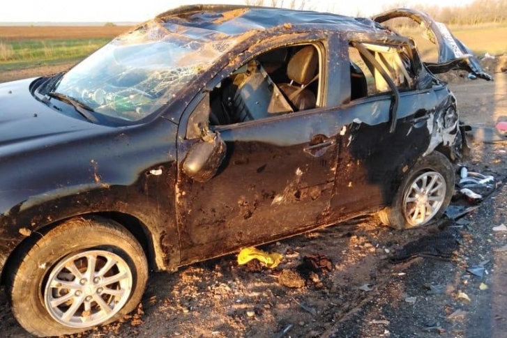 На Mitsubishi, в котором ехали девочки, пришелся первый удар многотонной фуры На Mitsubishi, в котором ехали девочки, пришелся первый удар многотонной фуры