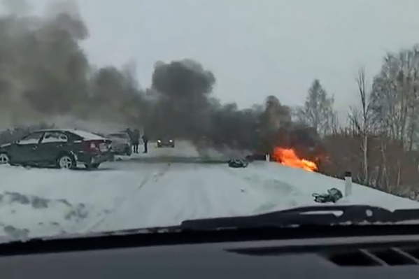 После лобового удара одна из машин загорелась После лобового удара одна из машин загорелась
