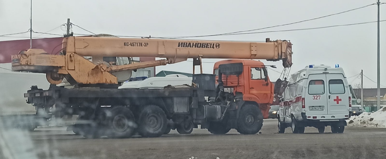 Многотонный КАМАЗ въехал в бок скорой Многотонный КАМАЗ въехал в бок скорой