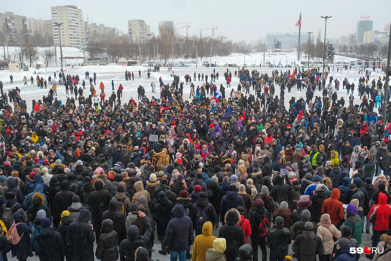 Такой вид открывался на площадь перед Театром-Театром Такой вид открывался на площадь перед Театром-Театром