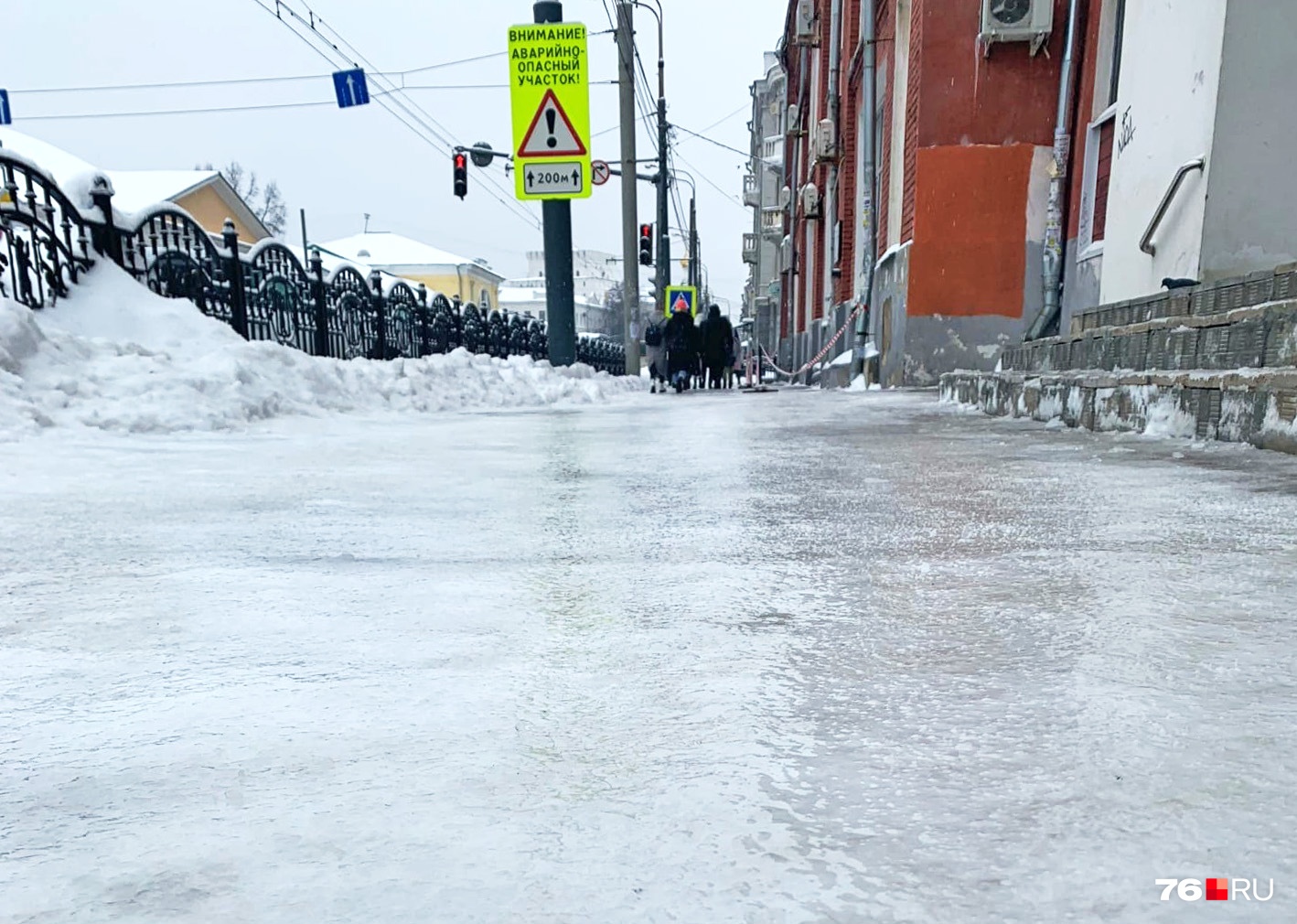 Тротуары превратились в сплошную ледяную корку 