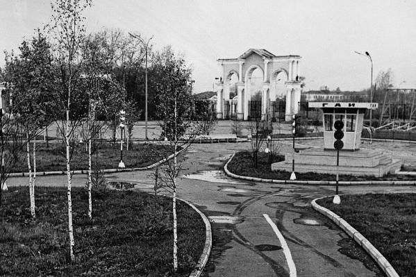 Внешний вид площади у Центральной арки за годы сильно изменился Внешний вид площади у Центральной арки за годы сильно изменился