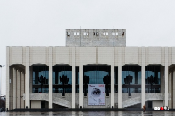 Площадь перед Театром-Театром будет временно перекрыта: в это воскресенье там поставят ограждения Площадь перед Театром-Театром будет временно перекрыта: в это воскресенье там поставят ограждения 