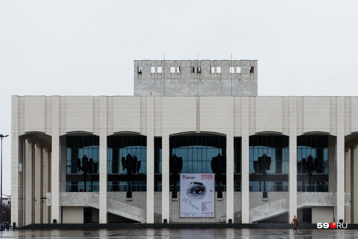 Площадь перед Театром-Театром будет временно перекрыта: в это воскресенье там поставят ограждения Площадь перед Театром-Театром будет временно перекрыта: в это воскресенье там поставят ограждения