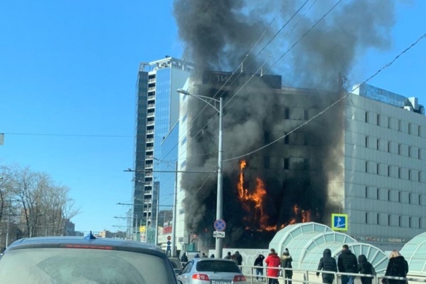 Пожар охватил фасад здания Пожар охватил фасад здания