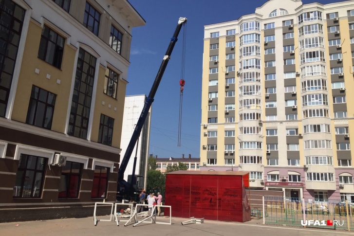Скандал дошел до пика, когда руководство школы попыталось установить забор Скандал дошел до пика, когда руководство школы попыталось установить забор