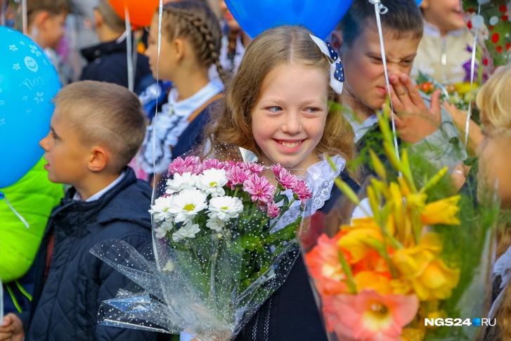 В этом году из-за пандемии каждая школа будет решать, проводить линейки или нет. Но от этого традиция идти 1 Сентября с цветами не умрет В этом году из-за пандемии каждая школа будет решать, проводить линейки или нет. Но от этого традиция идти 1 Сентября с цветами не умрет